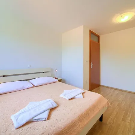 Apartment Martina Near The Šilo