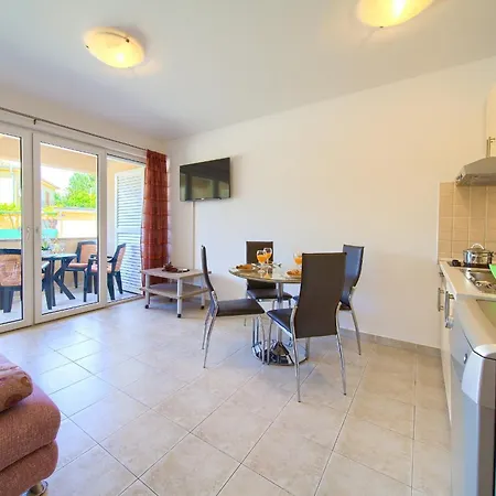 Apartment Martina Near The Šilo